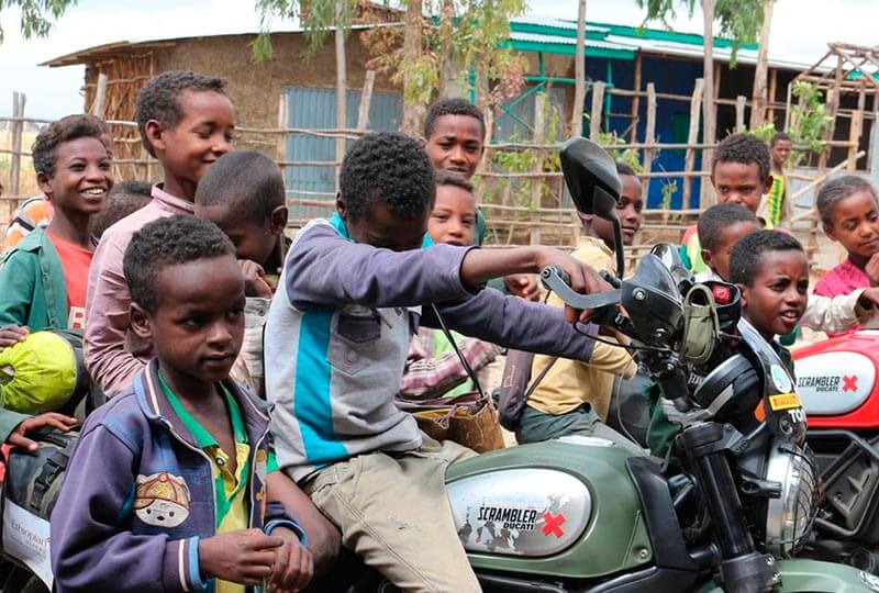 desafio-solidario-niños-jugando-con-moto