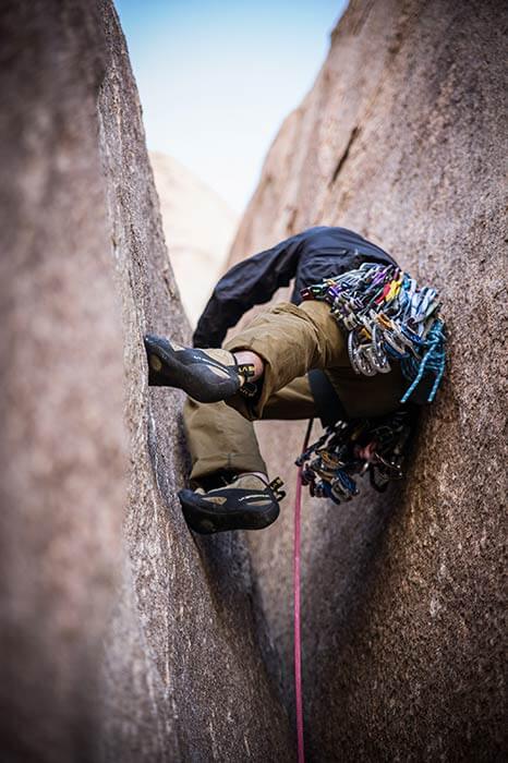 rock-climbing-hombre-practicando-escalada