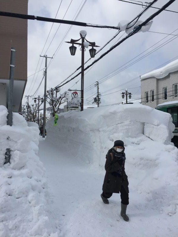 japonesa andando entre la nieve